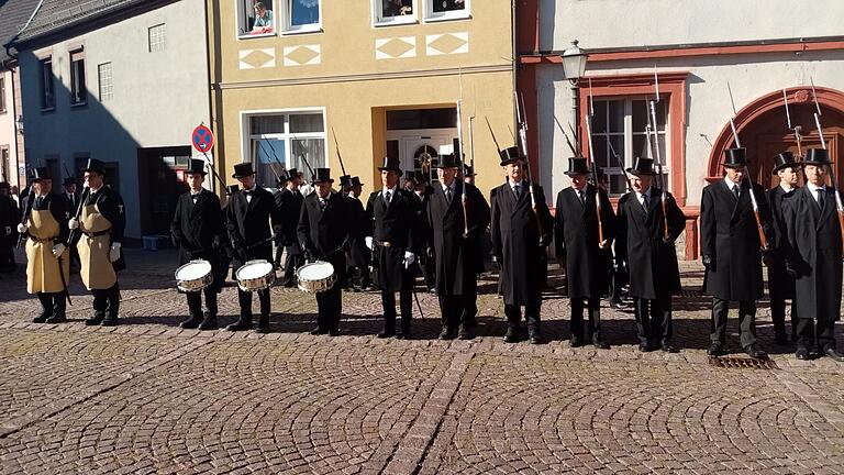 Das 390. Sebastianifest in Lengfurt wurde diesmal 'nur' durch einen Aufmarsch der Sebastiani-Wehr begangen – eine Herausforderung bei Temperaturen um die 30 Grad.