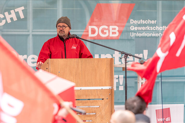 Am Rednerpult: Frank Firsching, Regionsgeschäftsführer für den DGB Unterfranken. Am Rednerpult: Frank Firsching, Regionsgeschäftsführer für den DGB Unterfranken.
