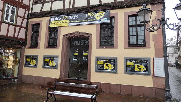 Die Rabattaktion 'Black Days' der Lohrer Werbegemeinschaft spielt sich in diesem Jahr in der früheren Castellbank-Filiale an der Großen Kirchgasse ab.&nbsp;