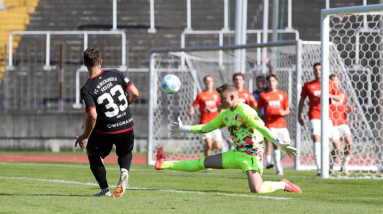 Der dritte Streich: Benjamin Girth trifft an Augsburgs Torhüter Finn Dahmen vorbei zum 3:0 für die Würzburger Kickers.