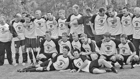 Sulzfelder Erfolgsgemeinschaft (hintere Reihe von links): Betreuer Olaf Pfaffl, Matthias Schneider, Sebastian Zobel, Daniel Hack, Sebastian Otto, Andreas Süßmeier, Ralf Dehm, Christian Krutina, Joachim Hupp, Markus Bauer, Christian Hilpert, Sportleiter Holger Lederer, Trainer Jochen Seuling; (vorne von links) Sebastian Wirsching, Albert Fischer, Marcus Wolf, Simon Bauer, Manuel Örtel, Bernd Hering; (liegend) Marcus Orth und Christoph Lang. - Sulzfelder Erfolgsgemeinschaft (hintere Reihe von links): Betreuer Olaf Pfaffl, Matthias Schneider, Sebastian Zobel, Daniel Hack, Sebastian Otto, Andreas Süßmeier, Ralf Dehm, Christian Krutina, Joachim Hupp, Markus Bauer, Christian Hilpert, Sportleiter Holger Lederer, Trainer Jochen Seuling; (vorne von links) Sebastian Wirsching, Albert Fischer, Marcus Wolf, Simon Bauer, Manuel Örtel, Bernd Hering; (liegend) Marcus Orth und Christoph Lang. Sulzfelder Erfolgsgemeinschaft (hintere Reihe von links): Betreuer Olaf Pfaffl, Matthias Schneider, Sebastian Zobel, Daniel Hack, Sebastian Otto, Andreas Süßmeier, Ralf Dehm, Christian Krutina, Joachim Hupp, Markus Bauer, Christian Hilpert, Sportleiter Holger Lederer, Trainer Jochen Seuling; (vorne von links) Sebastian Wirsching, Albert Fischer, Marcus Wolf, Simon Bauer, Manuel Örtel, Bernd Hering; (liegend) Marcus Orth und Christoph Lang. - Sulzfelder Erfolgsgemeinschaft (hintere Reihe von links): Betreuer Olaf Pfaffl, Matthias Schneider, Sebastian Zobel, Daniel Hack, Sebastian Otto, Andreas Süßmeier, Ralf Dehm, Christian Krutina, Joachim Hupp, Markus Bauer, Christian Hilpert, Sportleiter Holger Lederer, Trainer Jochen Seuling; (vorne von links) Sebastian Wirsching, Albert Fischer, Marcus Wolf, Simon Bauer, Manuel Örtel, Bernd Hering; (liegend) Marcus Orth und Christoph Lang.