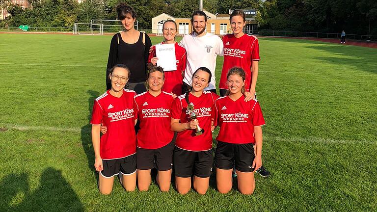 Gewannen das eigene Hauptstadtturnier (hinten, von links): Janka Meier (Stammverein TuS Eisbergen), Sarah Strobel (TSV Werneck), Damian Scholl (TSV Gernach), Julia Mariner (SV Bidingen) sowie (vorne, von links) Rahel Strobel (TSV Werneck), Felicitas Steng (SV Schraudenbach), Laura Sauer (TSV Eßleben) und Greta Brunsing (TSV Victoria Linden).