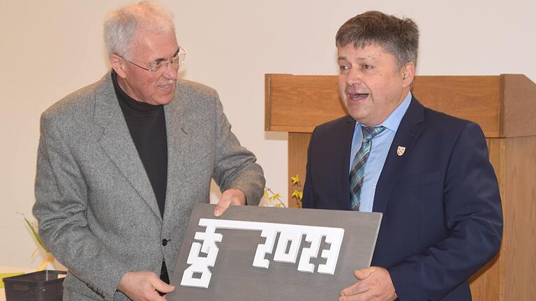 Architekt Karlheinz Liebberger (links) überreichte Bürgermeister Karl Schmidt symbolisch den Schlüssel für das Dorfgemeinschaftshaus.