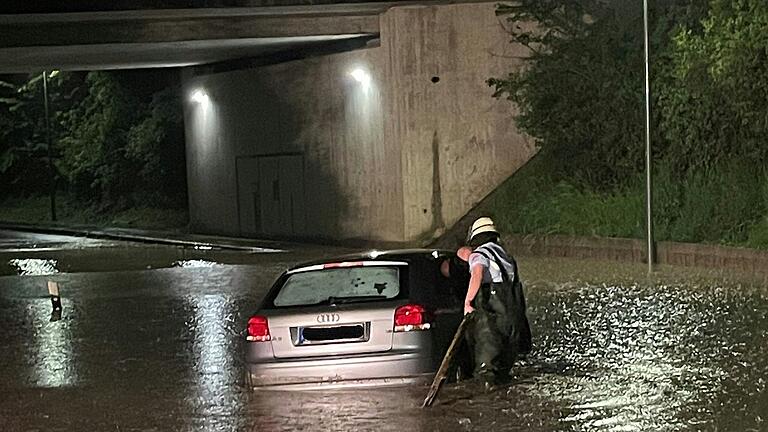 Nach dem Gewitter im Wasser festgefahren: Einsatz der Kitzinger Feuerwehr an der B8-Unterführung bei Repperndorf.