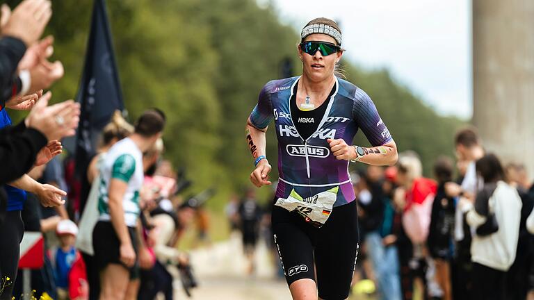 Die Würzburger Triathletin Laura Zimmermann, hier bei der Challenge Roth im Juli 2024, hat ihre Karriere bei der Ironman-WM in Nizza auf Rang 21 beendet.