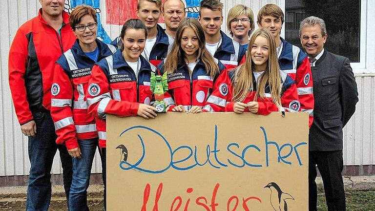 Wasserwacht-Ortsgruppe Wülfershausen zum zehnten Mal Bundessieger       -  (hg)   Die Siegesserie der Wülfershäuser Wasserwacht reißt nicht ab. Dieses Mal wurden die erfolgsverwöhnten Wasserwachtler in der Stufe III (gemeint sind damit die 14- bis 16-Jährigen) Bundessieger. Eltern, Vorstandschaft, eine große Fan-Gruppe mit dem Vorsitzenden der Kreiswasserwacht Rhön-Grabfeld (Bernd Rossmanith) und der Wülfershäuser Bürgermeister Peter Schön bereiteten den Deutschen Meistern einen Empfang am Wasserwachtheim in Wülfershausen. Im Bild (von links) Bernd Rossmanith (Kreisvorsitzender der Wasserwacht Rhön-Grabfeld), Conny Arbes (Trainerin), Mara Sterzinger, David Mayer, Rüdiger Arbes (Vorsitzender der Ortsgruppe), Elina Englert, Paul Sterzinger, Ute Ment (Trainerin), Ronja Büttner, Kilian Wirsing, Peter Schön (Bürgermeister). Weiterer Bericht über den Wettbewerb folgt.