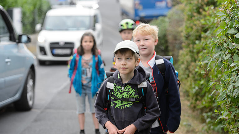 An der Heide ist viel Verkehr. Für die Grundschüler ist Vorsicht angesagt. Foto: Daniel Peter