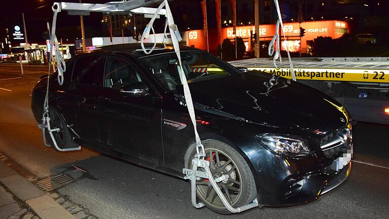 Das mutmaßliche Tatwerkzeug stellte die Polizei nach dem Raserunfall in Würzburg sicher.