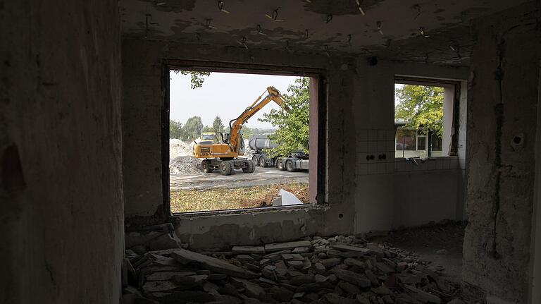In Bellevue wird kräftig gebaut, manche der ehemaligen Wohnhäuser für US-Armee-Angehörige werden abgerissen und neu gebaut, manche saniert. Es entstehen bis zu 650 Wohneinheiten. In Bellevue wird kräftig gebaut, manche der ehemaligen Wohnhäuser für US-Armee-Angehörige werden abgerissen und neu gebaut, manche saniert. Es entstehen bis zu 650 Wohneinheiten.