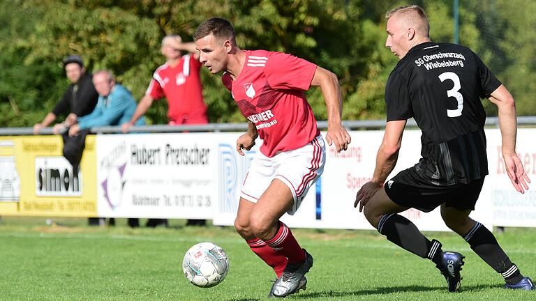 Marcel Mölter (links) traf für den SV Rödelmaier gegen die SV-DJK Oberschwarzach (Christian Zink), verlor mit seiner Mannschaft das Spiel aber 1:3.