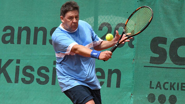 Senioren-Open Bad Kissingen - Michael Kocher vom TC Esslingen war die Überraschung bei den Herren-55. Als Wild-Card-Inhaber gewann er im Finale gegen Rene Sturm. Senioren-Open Bad Kissingen - Michael Kocher vom TC Esslingen war die Überraschung bei den Herren-55. Als Wild-Card-Inhaber gewann er im Finale gegen Rene Sturm.