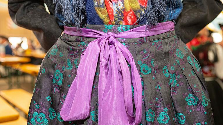 Bei der fränkischen Tracht wird die Schürze in der Mitte gebunden. Bei der fränkischen Tracht wird die Schürze in der Mitte gebunden.