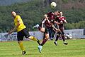 Fußball: Die Spiele der B-Klassen Rhön       -  Er erledigte die SG Gräfendorf quasi im Alleingang: Hassenbachs Dreifach-Torschütze Sebastian Weidner (links), hier im Kopfballduell mit Andy Möck.