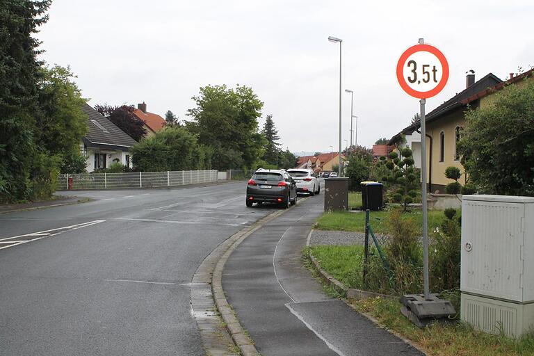 Ein Archivbild vom Juli 2016: Als damals die Schnellstraße über Monate gesperrt war, wegen des Baus der dritten Spur am Schallfelder Wald, wurde ein Durchfahrtsverbot für den Schwerlastverkehr im östlichen Teil der Berliner Straße verhängt. Diesmal nicht. Die Anwohner verstehen das nicht.
