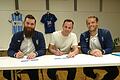 Finanzvorstand Tobias Weihs (links), der neue Trainer Rene Grimm bei der Vertragsunterzeichnung und Sportvorstand Sebastian Gredy von der TG Höchberg.