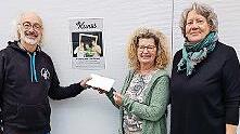 Bei der Spendenübergabe: (von links) Dirk Hönerlage (Leiter der Theatergruppe), Karin Ott und Cornelia Borowski (Vorsitzende des Vereins Kunsthaus).       -  Bei der Spendenübergabe: (von links) Dirk Hönerlage (Leiter der Theatergruppe), Karin Ott und Cornelia Borowski (Vorsitzende des Vereins Kunsthaus).
