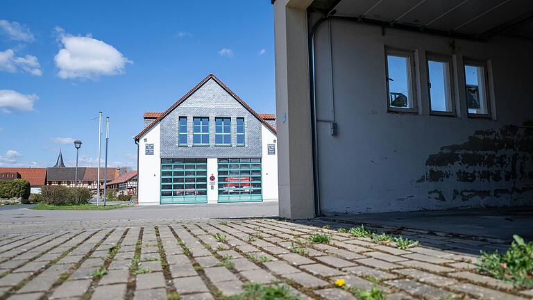 Im Feuerwehrhaus in Untermerzbach herrschen beengte Verhältnisse. Im Zuge eines Antrags der Wehr auf ein zusätzliches Fahrzeug  soll nun auch geprüft werden, ob eine zusätzliche Garage auf Parkplätzen in der Nähe errichtet werden könnte – und was das kostet.