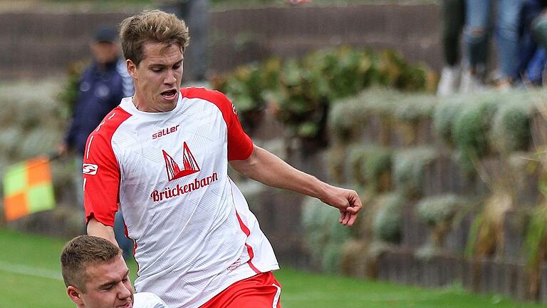 Bütthards Max Endres (am Boden) klärt in dieser Szene vor Alexander Kreusser, Sonderhofens Torschützen zum 2:2-Ausgleich.