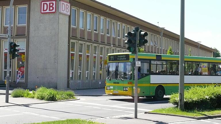 Den Bau eines zweiten Busbahnhofes am Vorplatz des Hauptbahnhofes fordert die SPD. Die Verwaltung verweist darauf, dass erst das Nahverkehrsgutachten erstellt werden muss.