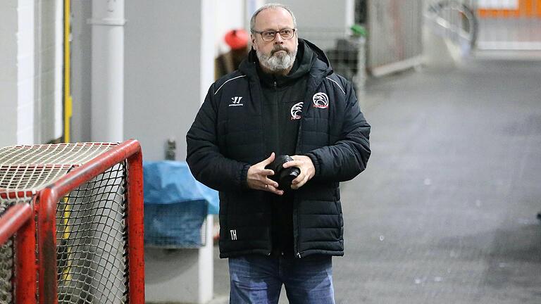 Knapp zehn Stunden pro Woche verbringt Betreuer Thomas Heinisch aktuell in der Haßfurter Eishalle. 'Es macht Spaß, Teil des Teams zu sein', sagt der 54-Jährige. Knapp zehn Stunden pro Woche verbringt Betreuer Thomas Heinisch aktuell in der Haßfurter Eishalle. 'Es macht Spaß, Teil des Teams zu sein', sagt der 54-Jährige. 
