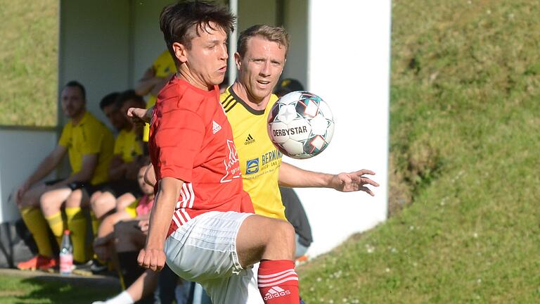 Yannik Hörning (links), hier bedrängt von Janis Lautenberger vom SV Frankonia Mechenhard, erzielte das 3:1 für den SV Birkenfeld. Yannik Hörning (links), hier bedrängt von Janis Lautenberger vom SV Frankonia Mechenhard, erzielte das 3:1 für den SV Birkenfeld.