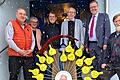 Es schneite gerade sehr, als Verschönerungsvereinsvorsitzender Burkard Löffler (Dritter von links) und sein Stellvertreter Heiner Bauer (rechts.) Rainer Kinzkofer zu seinem 80. Geburtstag das Heiner Bauer kreierte Kunstwerk in Anwesenheit von Bürgermeister Jürgen Götz (Zweiter von rechts), Kulturamtsleiterin Martina Edelmann und FVF-Ehrenpräsidenten Bernhard Schlereth (links) überreichten.&nbsp;
