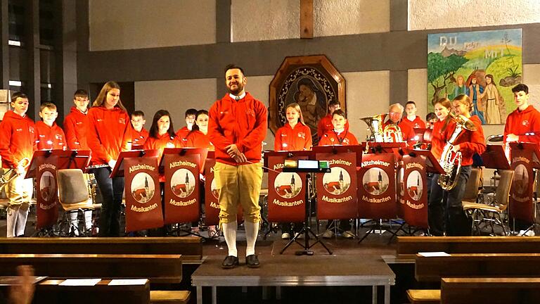 Frenetischen Beifall ernteten die Jungen Alitzheimer Musikanten mit ihrem Dirigenten Andreas Pickel nach ihrem sehr erfolgreichem Auftritt bei Adventskonzert. Frenetischen Beifall ernteten die Jungen Alitzheimer Musikanten mit ihrem Dirigenten Andreas Pickel nach ihrem sehr erfolgreichem Auftritt bei Adventskonzert.