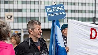 Rund 300 Menschen nehmen am Samstag 19.04.25 am Ostermarsch durch Würzburg teil. Er hat zum Thema: Den Frieden gewinnen - nicht den Krieg'. Sie demonstrieren gegen die weltweite Aufrüstung.