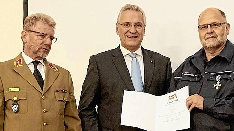 Innenminister Herrmann und Alexander Graf von Gneisenau (links) überreichen das Ehrenabzeichen am Bande der Johanniter-Unfall-Hilfe an Jochen Hawesch (rechts) aus Schweinfurt. Innenminister Herrmann und Alexander Graf von Gneisenau (links) überreichen das Ehrenabzeichen am Bande der Johanniter-Unfall-Hilfe an Jochen Hawesch (rechts) aus Schweinfurt.