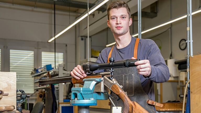 Der 21-Jährige Klaus Lehmann hat 2023 den deutschen Meistertitel für sein Handwerk als Büchsenmacher erhalten. Der 21-Jährige Klaus Lehmann hat 2023 den deutschen Meistertitel für sein Handwerk als Büchsenmacher erhalten.