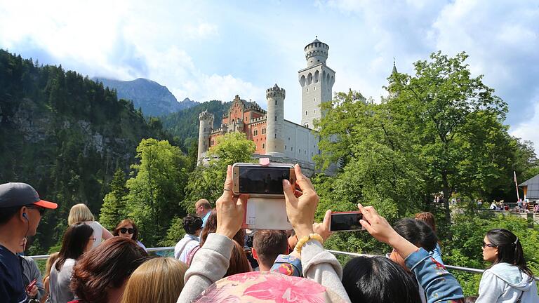 Touristenhochburg Neuschwanstein.jpeg       -  2023 war ein gutes Jahr für den Tourismus in Bayern.