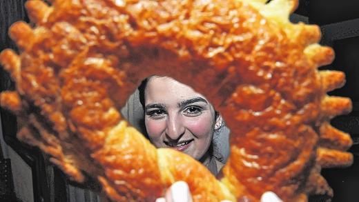Durchblick: Zuckerfee Selina mit einer Neujahrsbreze, die Günter Sieber, der Tradition seines Vaters folgend, gestiftet hat. Durchblick: Zuckerfee Selina mit einer Neujahrsbreze, die Günter Sieber, der Tradition seines Vaters folgend, gestiftet hat.