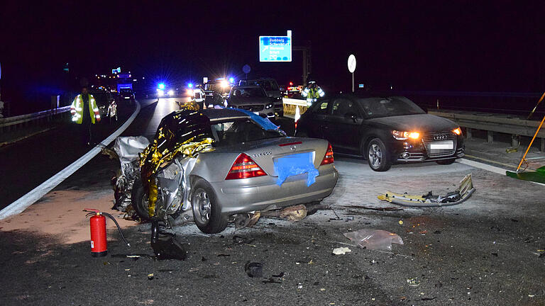 Ein Falschfahrer in einem Mercedes verursachte am Donnerstagabend einen schweren Unfall auf der A 7 nahe Werneck. Der Mann krachte frontal in einen entgegenkommendes Auto.