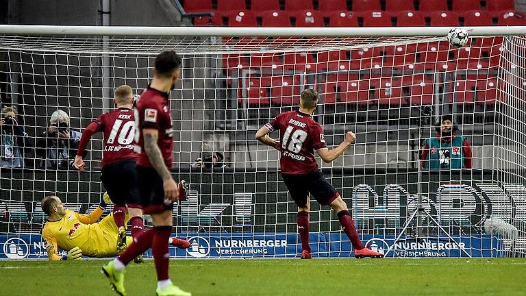 Fußball, 1. Bundesliga, 1. FC Nürnburg - RB Leipzig - Etwas zu viel Rückenlage: Hanno Behrens (Nr. 18) setzte seinen Strafstoß an die Latte des Leipziger Tores statt zum 1:0 ins Netz. RB-Torwart Peter Gulacsi wäre machtlos gewesen. Fußball, 1. Bundesliga, 1. FC Nürnburg - RB Leipzig - Etwas zu viel Rückenlage: Hanno Behrens (Nr. 18) setzte seinen Strafstoß an die Latte des Leipziger Tores statt zum 1:0 ins Netz. RB-Torwart Peter Gulacsi wäre machtlos gewesen.