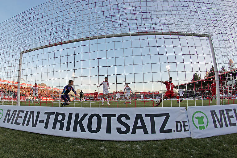 Chance vertan: Elia Soriano bringt den Ball in dieser Szene nicht über die Torlinie. Das Hinspiel in der Zweitliga-Saison 2016/17 endete 0:0. Chance vertan: Elia Soriano bringt den Ball in dieser Szene nicht über die Torlinie. Das Hinspiel in der Zweitliga-Saison 2016/17 endete 0:0.