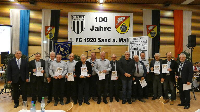 Für besondere Verdienste um den 1. FC Sand wurden diese Mitglieder geehrt. Für besondere Verdienste um den 1. FC Sand wurden diese Mitglieder geehrt.