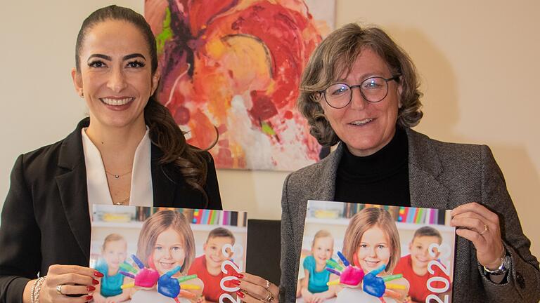 Rufen zur Bewerbung zur berufsbegleitenden Ausbildung zur 'Fachkraft mit besonderer Qualifikation in Kindertageseinrichtungen' auf: Sozialreferentin Hülya Düber (links) und Monika Kraft, stellvertretende Leiterin Fachbereich Jugend und Familie. Rufen zur Bewerbung zur berufsbegleitenden Ausbildung zur 'Fachkraft mit besonderer Qualifikation in Kindertageseinrichtungen' auf: Sozialreferentin Hülya Düber (links) und Monika Kraft, stellvertretende Leiterin Fachbereich Jugend und Familie.