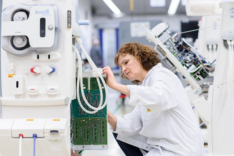 Die Montage der Dialysegeräte ist zu einem großen Teil Handarbeit bei Fresenius Medical Care in Schweinfurt.