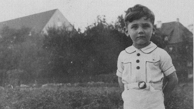 Der vierjährige Paul Maar 1941 am Main bei Obertheres. Der vierjährige Paul Maar 1941 am Main bei Obertheres.
