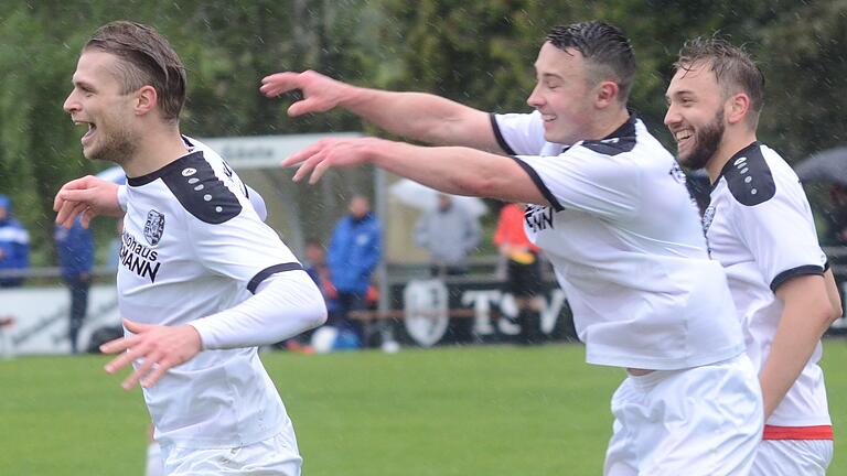 Jubel übers Karlburger 3:0: Schütze Marvin Schramm (links) wird von Luca Pfister, der das 1:0 und 2:0 erzielt hat, und Sebastian Stumpf (rechts) verfolgt.