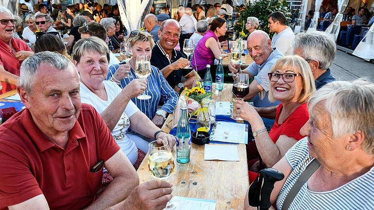 Noch bis zum Sonntag dauert die Weinparade. Die Wirte sind mit der Zwischenbilanz zufrieden. Noch bis zum Sonntag dauert die Weinparade. Die Wirte sind mit der Zwischenbilanz zufrieden.