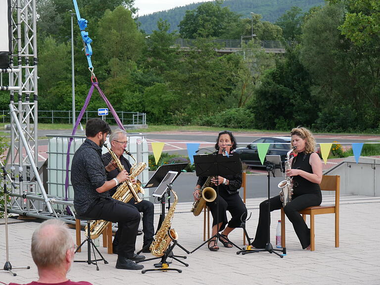 Bis zur einsetzenden Dämmerung unterhielt der Gruppe Sax4Elements die Kinofreunde vor der Stadthalle.