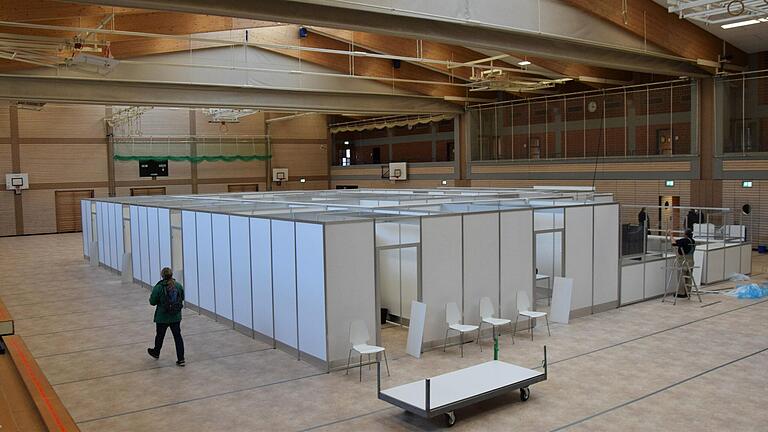 Ein Bild vom Aufbau des Impfzentrums in der Lohrer Spessarttorhalle aus dem Dezember 2020, nach dem 30. September 2021 soll dann der Abbau vonstatten gehen. Ein Bild vom Aufbau des Impfzentrums in der Lohrer Spessarttorhalle aus dem Dezember 2020, nach dem 30. September 2021 soll dann der Abbau vonstatten gehen.