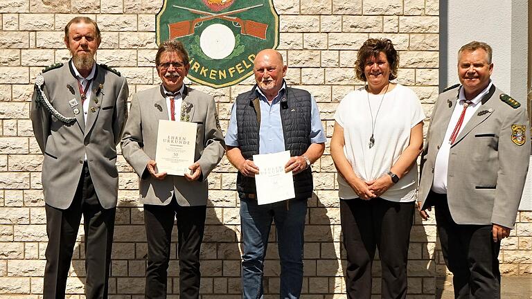 Zu 50-jähriger Mitgliedschaft im Schützen-Club Birkenfeld gratulieren Gerhard Deubert (zweiter von links) und Dieter Warmuth (dritter von links) der Schützenmeister Theo Heim, Kerstin Konrad und Gerhard Schmitt (von links). Zu 50-jähriger Mitgliedschaft im Schützen-Club Birkenfeld gratulieren Gerhard Deubert (zweiter von links) und Dieter Warmuth (dritter von links) der Schützenmeister Theo Heim, Kerstin Konrad und Gerhard Schmitt (von links).