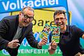Volker Heißmann (links) und Marco Maiberger freuen sich über den Erfolg des Volkacher Kabarett Sommers.