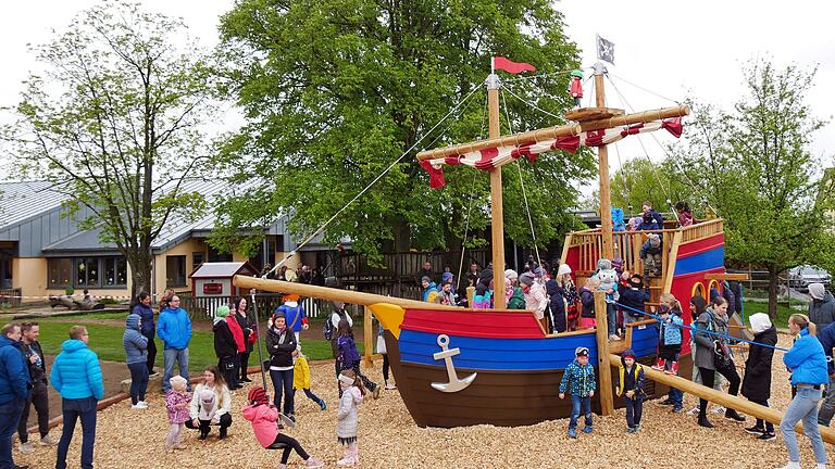 Das große Piratenschiff im Garten der Kindertagesstätte 'Die kleinen Strolche' heißt 'Wilder Piratenstrolch'. Nach der Übergabe und der Enthüllung des Namens gingen die Kinder sofort auf Entdeckungstour. Das große Piratenschiff im Garten der Kindertagesstätte 'Die kleinen Strolche' heißt 'Wilder Piratenstrolch'. Nach der Übergabe und der Enthüllung des Namens gingen die Kinder sofort auf Entdeckungstour. 