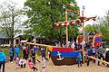 Das große Piratenschiff im Garten der Kindertagesstätte 'Die kleinen Strolche' heißt 'Wilder Piratenstrolch'. Nach der Übergabe und der Enthüllung des Namens gingen die Kinder sofort auf Entdeckungstour.&nbsp;