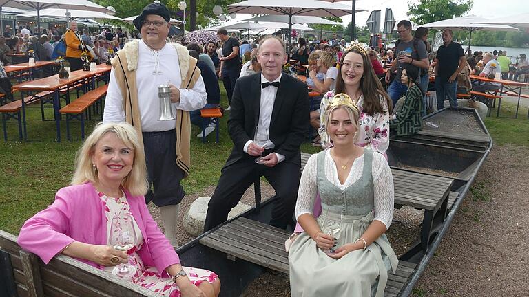 Nach der Eröffnung saßen (von links) Landrätin Tamara Bischof, Hofratstellvertreter Jürgen Reitmeier, OB Stefan Güntner, die Fränkische Weinprinzessin Emily (vorne) und die Fränkische Weinkönigin Lisa Lehritter im Schelch auf dem Festgelände.