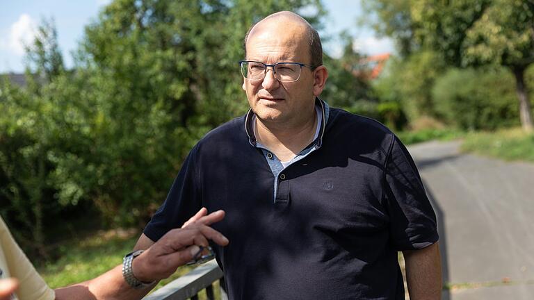 SPD-Stadtrat Udo Feldinger zeigt bei einer Begehung im Würzburger Stadtteil Heidingsfeld, wie es zum Hochwasser entlang des Heigelbachs kommen konnte und welche Auswirkungen es auf den Bach und das Umfeld hatte. SPD-Stadtrat Udo Feldinger zeigt bei einer Begehung im Würzburger Stadtteil Heidingsfeld, wie es zum Hochwasser entlang des Heigelbachs kommen konnte und welche Auswirkungen es auf den Bach und das Umfeld hatte.