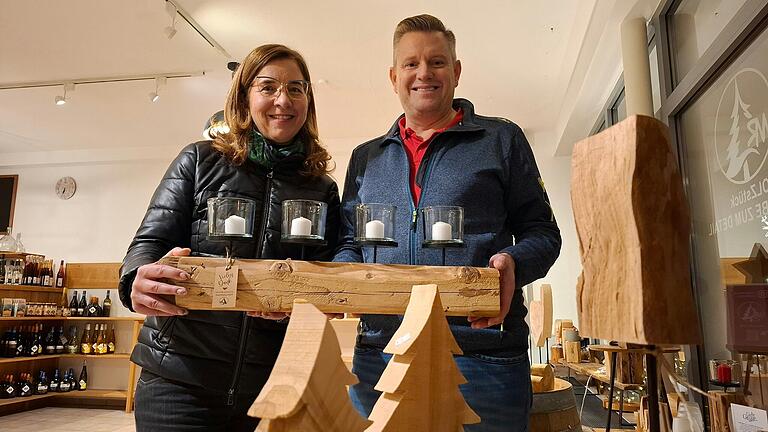 Ilona Ehrenberg und Michael Rohm fertigen gemeinsam Dekogegenstände aus heimischen Hölzern und gebrauchten Baumaterialien, besonders beliebt in der Vorweihnachtszeit war der 'Adventsbalken'. Jetzt stellen sie ihre Werke in einem Marktheidenfelder Schaufenster aus. Ilona Ehrenberg und Michael Rohm fertigen gemeinsam Dekogegenstände aus heimischen Hölzern und gebrauchten Baumaterialien, besonders beliebt in der Vorweihnachtszeit war der 'Adventsbalken'. Jetzt stellen sie ihre Werke in einem Marktheidenfelder Schaufenster aus.